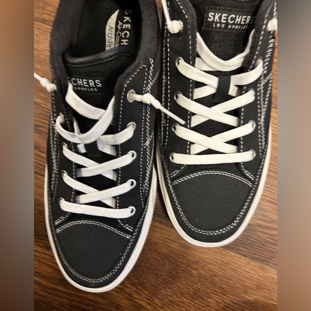 Brand new Skechers Arch Fit Court Sneakers Size 9.5